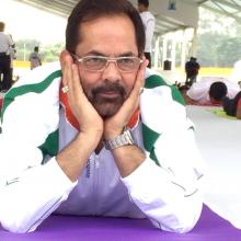 performed Yoga with Jharkhand CM Shri Raghubar  Das & a large number of people from all walks of life on the occasion of International Yoga Day at Prabhat Tara Maidan, Dhurwa in Ranchi.