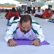 performed Yoga with Jharkhand CM Shri Raghubar  Das & a large number of people from all walks of life on the occasion of International Yoga Day at Prabhat Tara Maidan, Dhurwa in Ranchi.