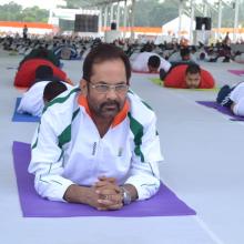 performed Yoga with Jharkhand CM Shri Raghubar  Das & a large number of people from all walks of life on the occasion of International Yoga Day at Prabhat Tara Maidan, Dhurwa in Ranchi.