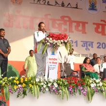 performed Yoga with Jharkhand CM Shri Raghubar  Das & a large number of people from all walks of life on the occasion of International Yoga Day at Prabhat Tara Maidan, Dhurwa in Ranchi.