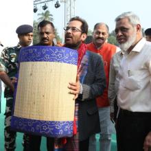 The Union Minister for Minority Affairs, Shri Mukhtar Abbas Naqvi visiting the Stalls, at Hunar Haat, at Islam Gymkhana Marine Lines, in Mumbai on January 08, 2018.